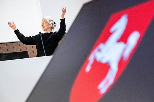 Daniela Klette bedankte sich bei ihren Unterstützern. - © Sina Schuldt/dpa