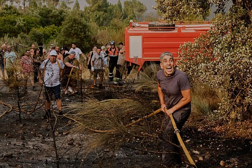 Tausende Feuerwehrleute und freiwillige Helfer sind in ganz Spanien im Einsatz gegen die Flammen. - © Lalo R. Villar/AP/dpa