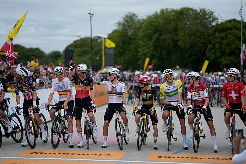 Titelverteidiger Tadej Pogacar (M) und andere Fahrer vor der Auftaktetappe der 112. Tour de France. - © Mosa\\\'ab Elshamy/AP/dpa
