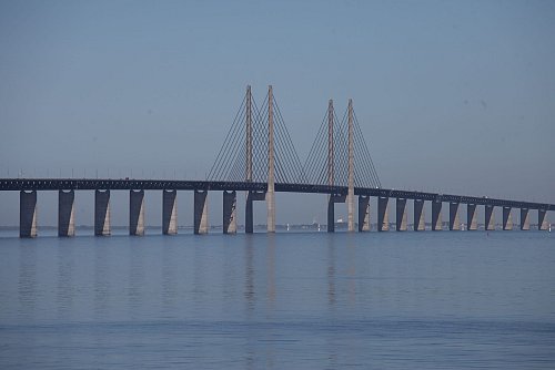 Verbindet seit 25 Jahren Dänemark und Schweden: die Öresundbrücke. - © Steffen Trumpf/dpa