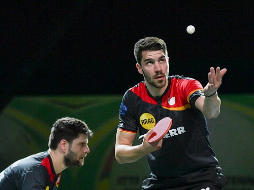 Deutsches EM-Duell: Dimitrij Ovtcharov (l) trifft im Viertelfinale auf seinen Freund Patrick Franziska. - © Han Xu/XinHua/dpa