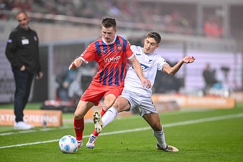 Der 1. FC Heidenheim um Jan Schöppner (l) und die TSG 1899 Hoffenheim um Tom Bischof (r) lieferten sich ein intensives Duell. - © Harry Langer/dpa