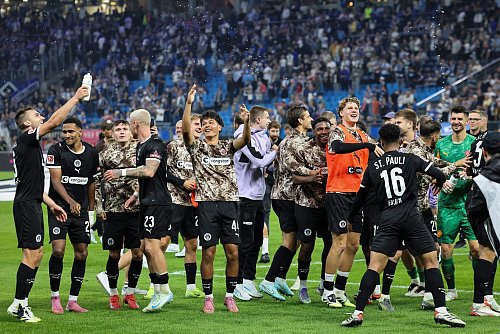 Nach dem 2:0-Erfolg im Derby: St. Paulis Spieler feiern. - © Christian Charisius/dpa