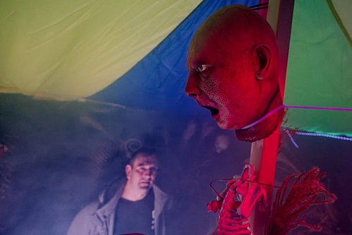 Sven Wagner baut sein Duisburger Reihenhaus jedes Jahr für einen Abend zu seiner Grusel-Atraktion um. - © Henning Kaiser/dpa