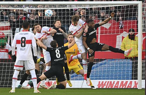 Rouault traf mit dem Hinterkopf nach einer Ecke. - © Marijan Murat/dpa
