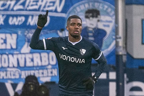 Traf gleich dreimal für den VfL: Myron Boadu. - © David Inderlied/dpa