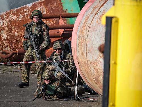 Heimatschützer bei der Bundeswehr-Übung "Fishtown Guard 2024" - © Focke Strangmann/dpa