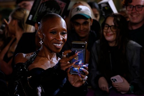 Interview-Sequenzen von Cynthia Erivo und Ariana Grande gingen zur Freude vieler Fans in den sozialen Medien viral (Archivbild). - © Millie Turner/Invision/AP/dpa