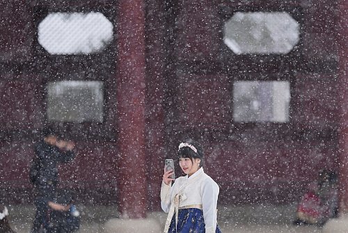 Laut Angaben des Wetterdienstes sind in der Metropole mit Stand von Mittwochnachmittag 16 Zentimeter Neuschnee gefallen. - © Lee Jin-man/AP/dpa