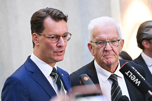 Die Ministerpräsidenten von NRW und Baden-Württemberg wünschen sich einen «großartigen und friedlichen Fußballabend». (Archivbild) - © Sebastian Christoph Gollnow/dpa