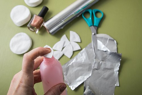 Schritt 1: Wattepads zuschneiden und mit Nagellackentferner beträufeln. - © Christin Klose/dpa-tmn