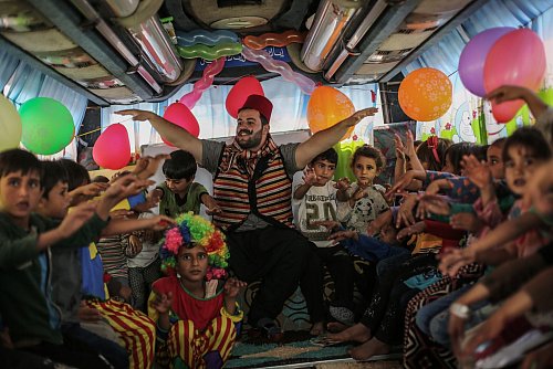 Das Foto des getöteten dpa-Fotografen Anas Alkharboutli zeigt einen Lehrer mit syrischen Kindern in einem mobilen Klassenzimmer. - © Anas Alkharboutli/dpa