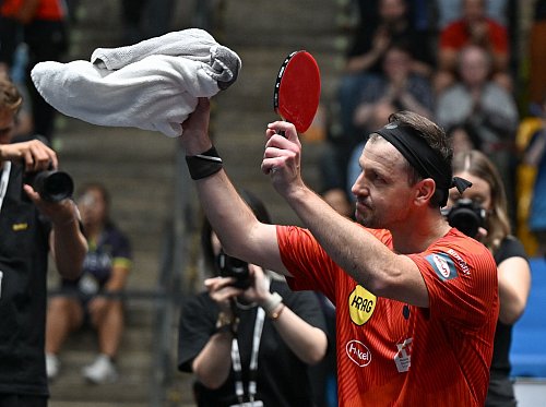 Abschied vom Tischtennis: Timo Boll nach dem letzten Spiel seiner Karriere. - © Arne Dedert/dpa