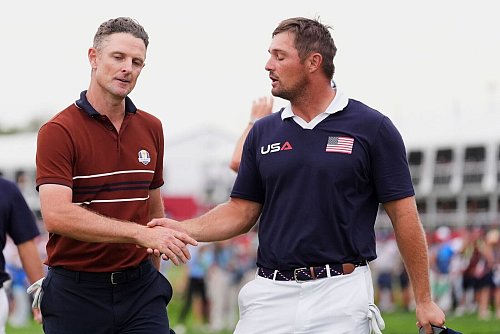Zwischen Justin Rose (links) und Bryson DeChambeau wurde es vor dem abschließenden Handschlag emotional. - © Lindsey Wasson/AP/dpa