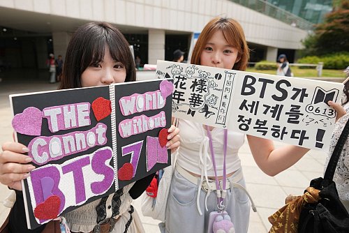Fans feiern den Jahrestag der Band beim jährlichen BTS Festa. (Archivbild) - © Lee Jin-man/AP/dpa