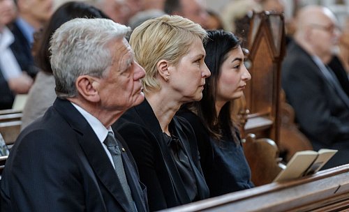Auch Altbundespräsident Johannes Gauck, Mecklenburg-Vorpommerns Ministerpräsidentin Manuela Schwesig (SPD) und Bundesentwicklungsministerin Reem Alabali Radovan (SPD) nahmen an der Trauerfeier teil. - © Markus Scholz/dpa