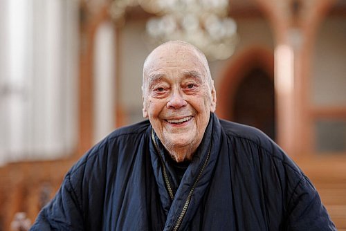 Bei einer Trauerfeier im Schweriner Dom wurde des mit 95 Jahren gestorbenen Künstlers Günther Uecker gedacht. (Archivbild) - © Markus Scholz/dpa