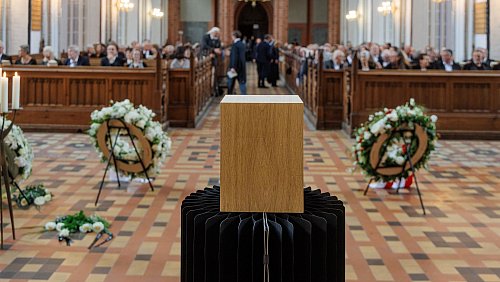 Der Mecklenburger Uecker hatte seit Mitte der 1950er Jahre in Düsseldorf gelebt und gearbeitet, blieb seiner alten Heimat aber stets eng verbunden. - © Markus Scholz/dpa