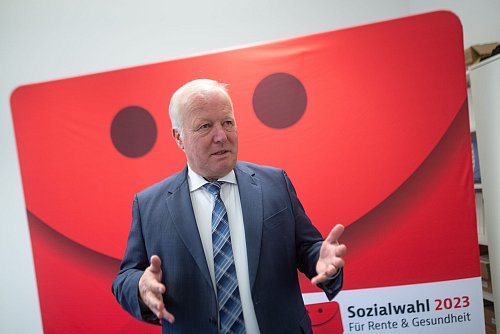 Der Bundeswahlbeauftragter für die Sozialversicherungswahlen, Peter Weiß, macht weitgehende Vorschläge. - © Sebastian Gollnow/dpa