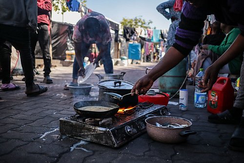 Viele Menschen warten Monate oder Jahre auf eine Überfahrt nach Europa. (Archivbild) - © Hasan Mrad/IMAGESLIVE via ZUMA Press Wire/dpa