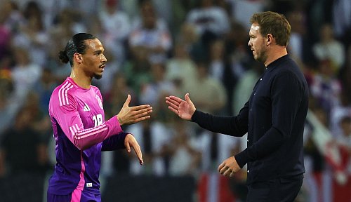 Leroy Sané (l.) kehrt in die Nationalmannschaft zurück. (Archivbild) - © Christian Charisius/dpa