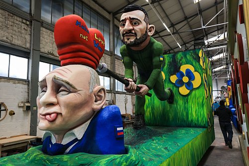 Auf einem der Wagen versucht der ukrainische Präsident Wolodymyr Selenskyj, dem russischen Präsidenten Wladimir Putin die Botschaft «Make Love not War» einzuhämmern. - © Oliver Berg/dpa