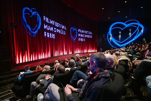 Viele volle Kinosäle gab es in der Festivalwoche zum Max Ophüls Preis - nicht nur zur Eröffnungsveranstaltung in Saarbrücken. (Archivbild) - © Oliver Dietze/dpa