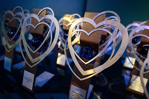 Die begehrten Trophäen des Filmfestivals Max Ophüls Preis wechselten am Samstagabend in Saarbrücken den Besitzer: Zusätzlich zu den Statuen gab es 19 Preise mit einer Gesamtdotierung von knapp 130.000 Euro. - © Oliver Dietze/dpa