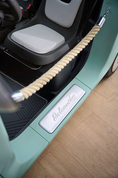 Wer noch mehr italienische Lebensart will, bekommt den kleinen Stromer auch als Dolce Vita mit Rollverdeck und Kordeln anstelle der Türen. - © Fiat/Stellantis/dpa-tmn