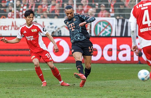 Leroy Sané (r) sorgte für das einzige Bayern-Tor. - © Andreas Gora/dpa