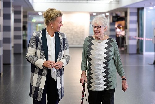 Die Holocaust-Überlebende Eva Weyl (r) kommt in Begleitung von Ina Brandes, Ministerin für Kultur und Wissenschaft des Landes Nordrhein-Westfalen, zu einem Studio der TU Dortmund. Besucherinnen und Besucher können im Rahmen einer Ausstellung auf Zeche Zollverein in Essen ab dem 27.01.2026 Zeitzeugen befragen - als KI-gesteuertes Hologramm. - © Bernd Thissen/dpa