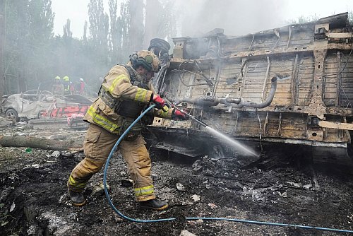 Der russische Luftangriff auf Kiew hat mehr als 145 Menschen verletzt. - © Efrem Lukatsky/AP/dpa