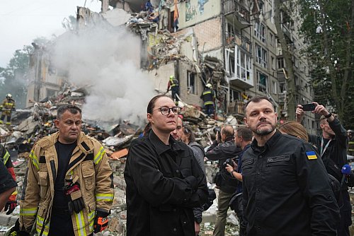 Ministerpräsidentin Swyrydenko macht sich ein Bild der Lage. - © Efrem Lukatsky/AP/dpa