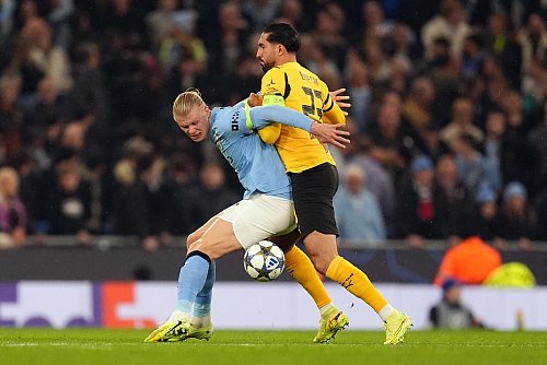 BVB-Kapitän Emre Can wurde gegen Manchester City eingewechselt und feierte nach langer Verletzungspause sein Comeback. - © Martin Rickett/PA Wire/dpa