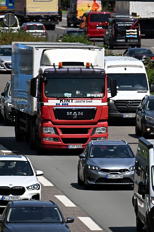 Ab Donnerstag rechnet der ADAC mit weniger Verkehr. - © Federico Gambarini/dpa
