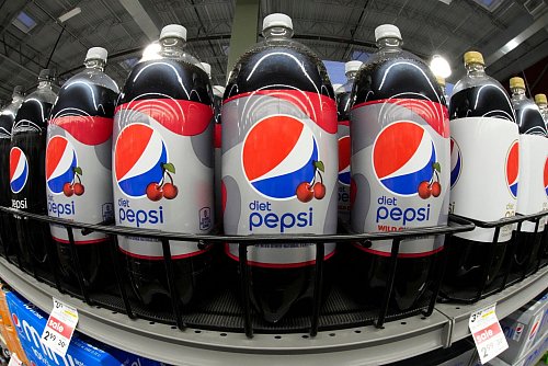 Bald wieder bei Edeka und Netto erhältlich: Pepsi. (Archivbild) - © Gene J. Puskar/AP/dpa