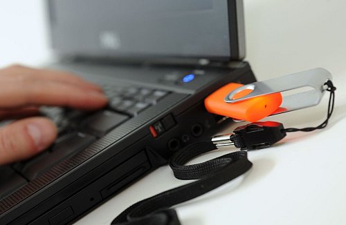Wichtiges Werkzeug: Mit einem USB-Speicherstick kann man Windows 11 oft selbst dann installieren, wenn Microsoft das Upgrade übers Internet verweigert. Und auch Linux wird bei Bedarf per Stick auf den Rechner gespielt. - © picture alliance / dpa-tmn