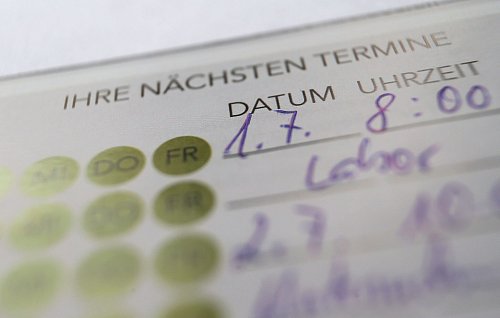 Termine bei Fachärzten bekommen viele Kassenpatienten erst nach Wochen. (Archivbild) - © Karl-Josef Hildenbrand/dpa