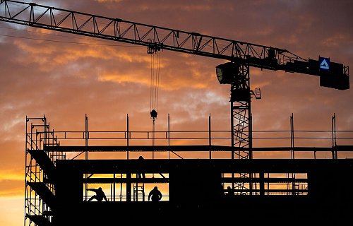 Wohnungsbau in Deutschland: Mit gelockerten Kreditvorgaben könnten Verbraucher leichter an Darlehen kommen (Archivbild) - © Julian Stratenschulte/dpa/dpa-tmn
