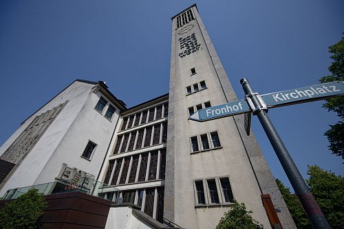 An dieser Seite der evangelischen Stadtkirche befindet sich die Gedenktafel, vor der die kurze Trauerfeier am Abend stattfindet. (Archivbild) - © Henning Kaiser/dpa
