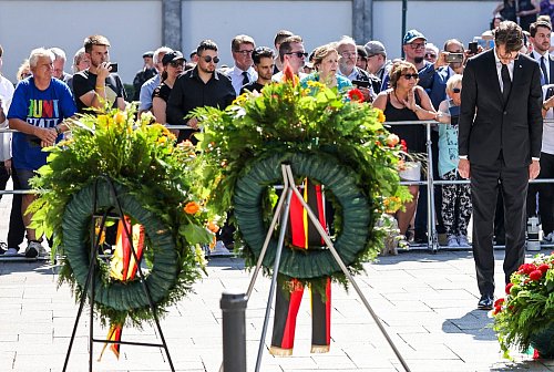 NRW-Regierungschef bei einer Kranzniederlegung am Fronhof Anfang September. - © Christoph Reichwein/dpa
