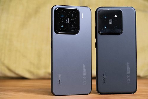 Außen ist kaum ein Unterschied zu erkennen zwischen Xiaomi 15 (links) und Vorgänger 14 (rechts): Nur der LED-Blitz ist aus dem Kameramodul herausgewandert. - © Coman Hamilton/dpa-tmn