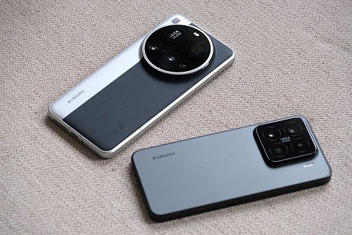 Neben dem «normalen» 15 (rechts), das ab 1000 Euro zu haben ist, bietet Xiaomi auch noch das 15 Ultra (links) an, das mindestens 1500 Euro kostet. - © Coman Hamilton/dpa-tmn