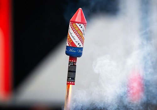 Die brennende Rakete beschädigte in der Wohnung lediglich Möbel. (Symbolbild) - © Soeren Stache/dpa