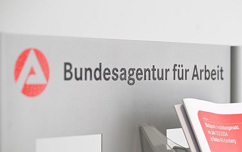 Die Bundesagentur für Arbeit (BA) ist Ziel eines Cyberangriffs geworden. (Symbolbild) - © Bernd Weißbrod/dpa