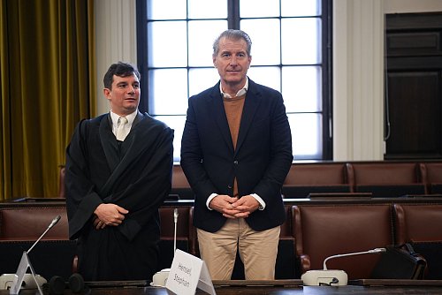Der Vater, Stephan Hensel, wurde von seinem Anwalt Philip von der Meden begleitet. - © Marcus Brandt/dpa Pool/dpa