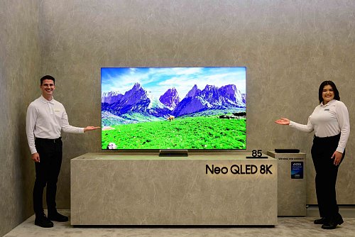 Das Spitzenmodell QN990F bietet 8K-Auflösung und optimierte Farbwiedergabe durch KI-gestützte Bildanalyse. - © Samsung/dpa-tmn