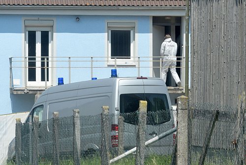 Leichenteile im Garten des Hauses brachten die Ermittlungen ins Rollen. (Archivbild) - © Stefan Puchner/dpa