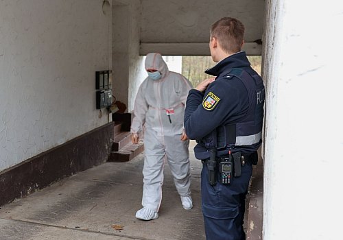 Am Tatort ermittelt die Polizei. - © Brandon Lee Posse/dpa