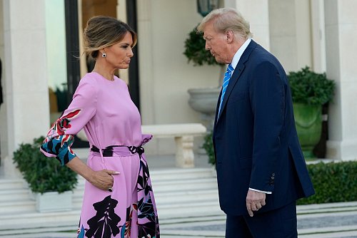 Donald und Melania Trump wird kein besonders inniges Verhältnis nachgesagt. (Archivbild) - © Lynne Sladky/AP/dpa